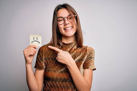 年轻漂亮的女孩在白色背景上用悲伤的情感表情提醒图片