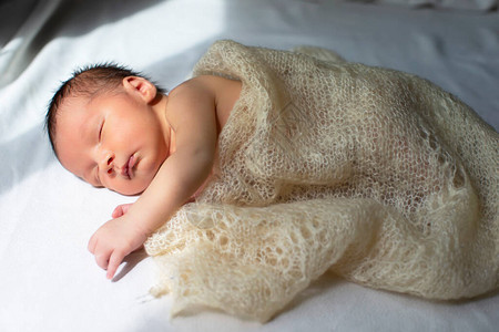 刚出生的婴儿睡得很香孩子7天了图片