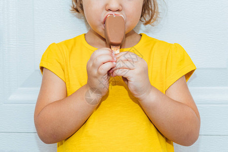 可爱的金发女孩吃冰淇淋图片