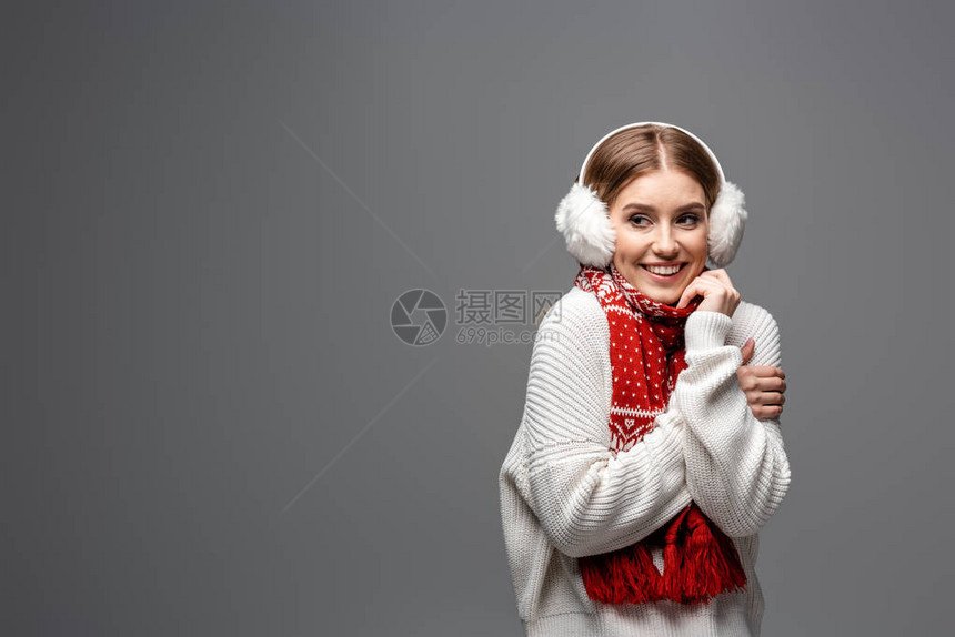 穿着白色毛衣耳温暖器和围巾在图片