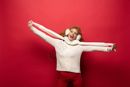 美丽快乐的女士在冬衣中装扮图片