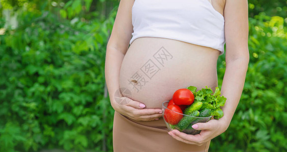 孕妇手里拿着蔬菜有选择图片