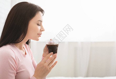 最喜欢喝的饮料年轻女享受新鲜咖啡香味图片