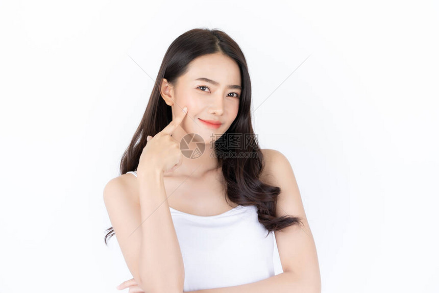 年轻的亚洲女人有笑脸和明亮的肤色亚洲女人站在孤图片