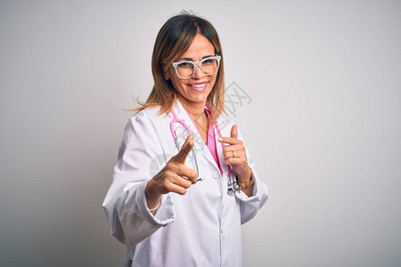 中年时美丽的女医生穿着粉红色听诊器图片