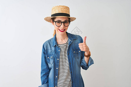 红发女人戴着牛仔衬衫眼镜和帽子图片