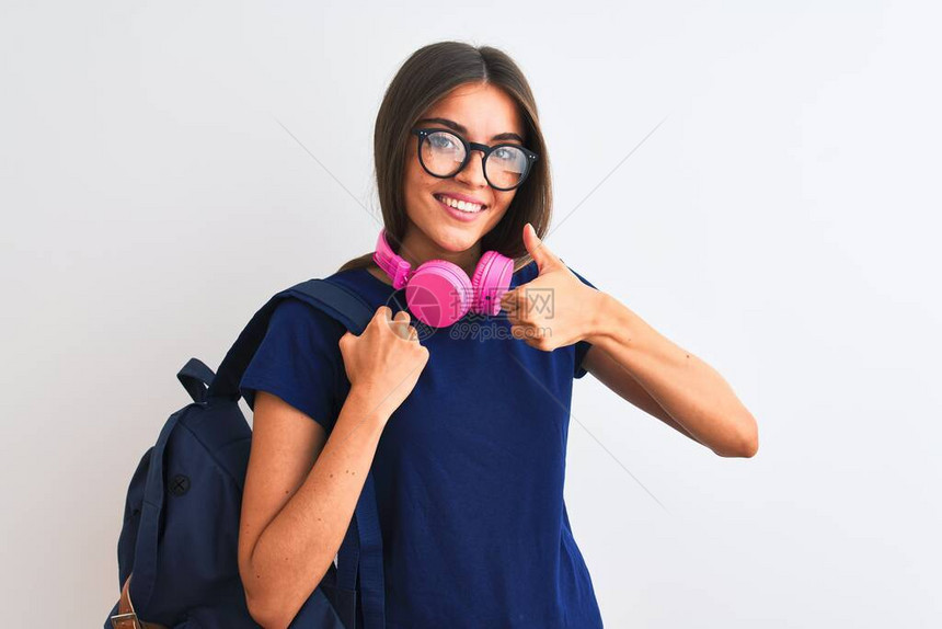 年轻女学生戴着背包眼镜耳机图片