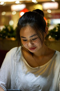 害羞的年轻亚洲女孩低头图片
