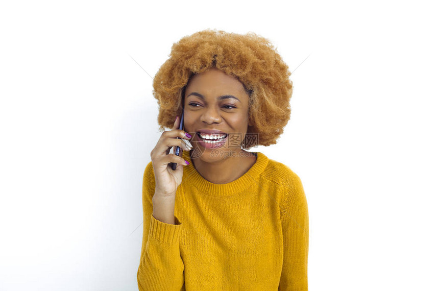 非洲年轻女在手机上聊天时兴奋地欢欣鼓舞黑美女孩用智能手机说图片