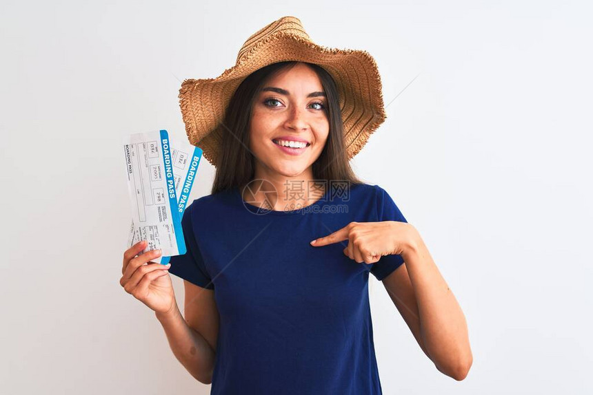 年轻漂亮的女游客拿着登机牌票图片
