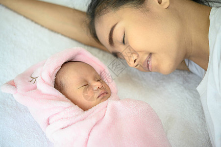 刚出生的婴儿和妈在床上睡觉图片