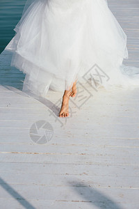 新娘一个穿白裙子的女孩赤脚裸着跑图片