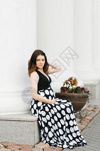 时髦的年轻孕妇穿着黑白裙子图片