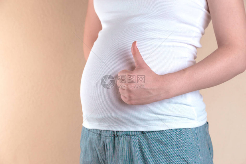 白色T恤内孕妇腹部的近视显示类似标志复制文本空间info图片