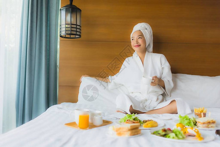 在室内卧室里吃早餐睡觉时图片