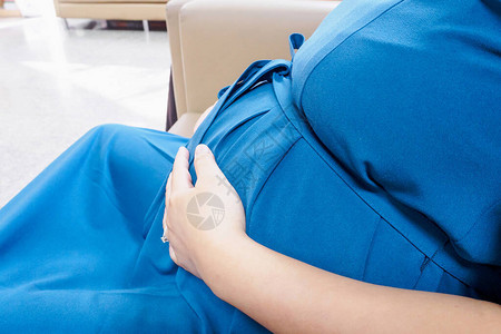 孕妇摸她的肚子图片