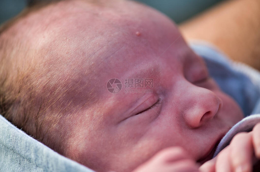 新生睡觉婴儿脸室外的特写镜头图片