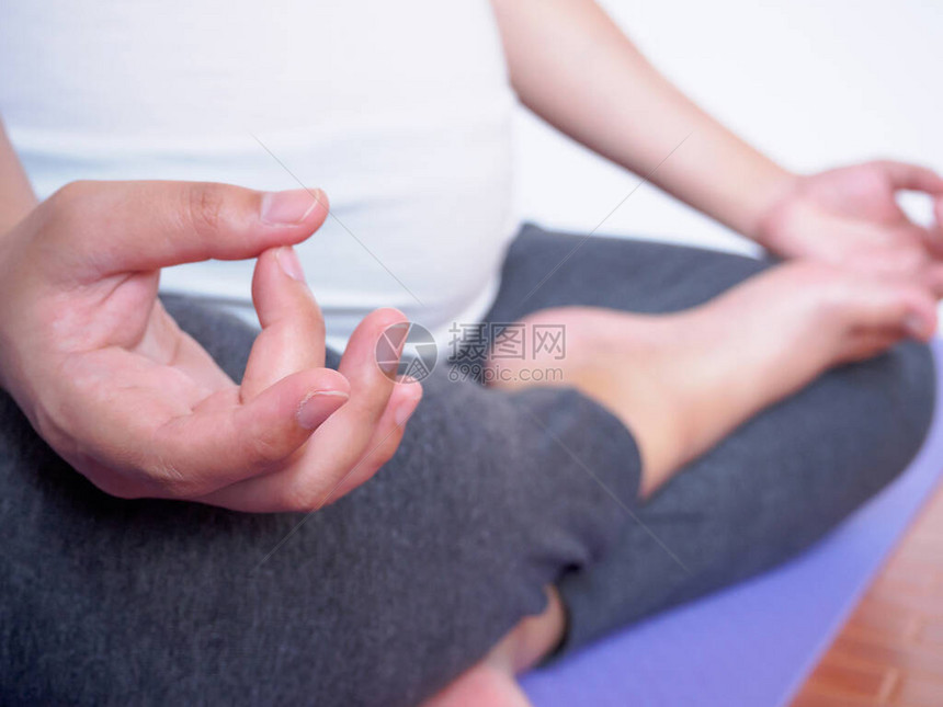 孕妇在家做瑜伽图片