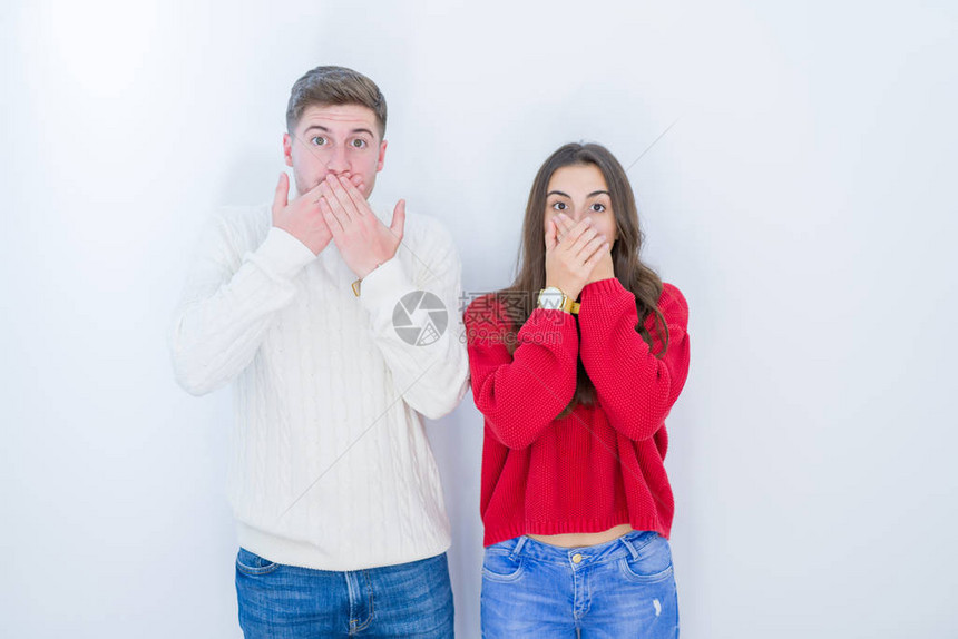 白色孤立背景的年轻美人夫妇因错误而用双手遮住嘴部震惊图片
