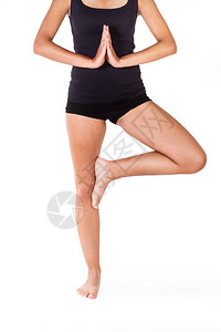 在白色背景上练习瑜伽的女人图片