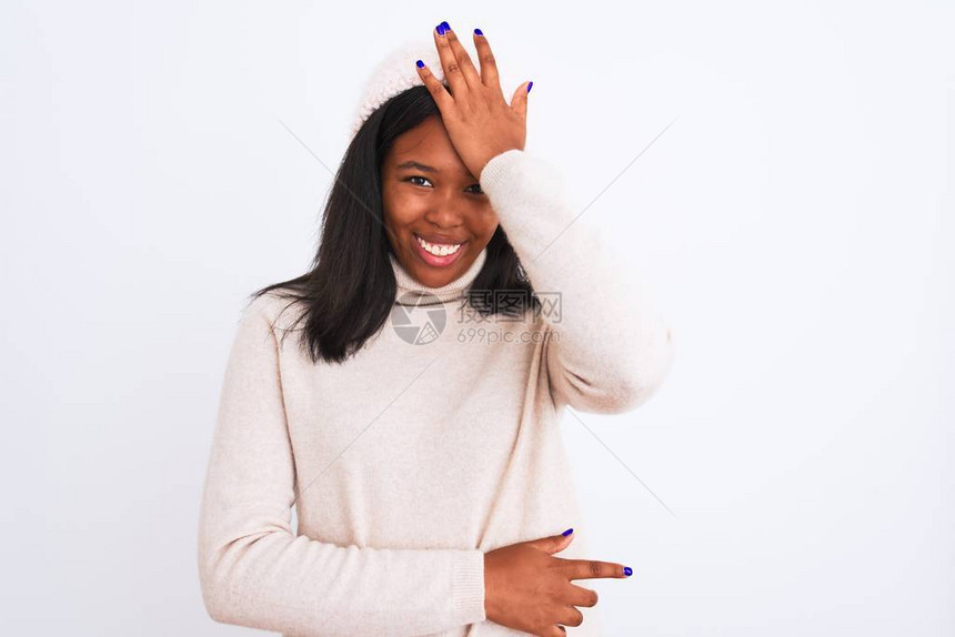 身穿高领毛衣和冬帽的美丽年轻非洲裔美国女因错误而惊讶地用手捂着头图片