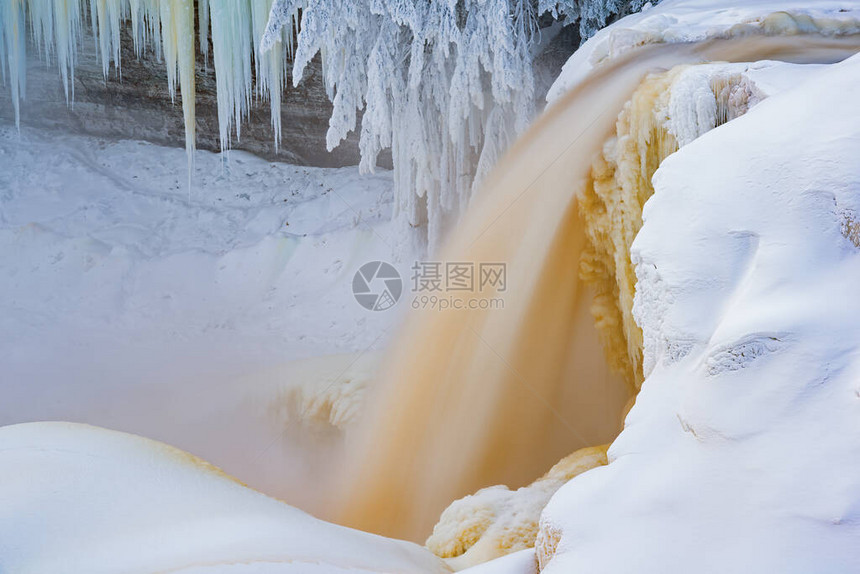 由美国密歇根州上半岛的冰柱雪和小锥体所塑造图片