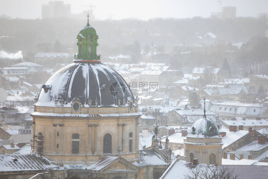 冬季风雪天气下雪时的lviv图片