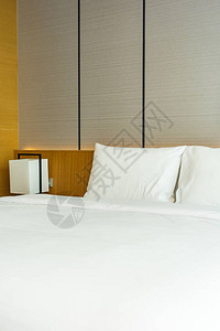 舒适的白色枕头和卧室床上装饰床图片