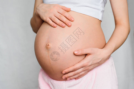 怀有孕的女孩用手紧地图片