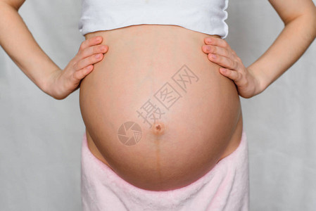 一个怀孕女孩的肚子图片