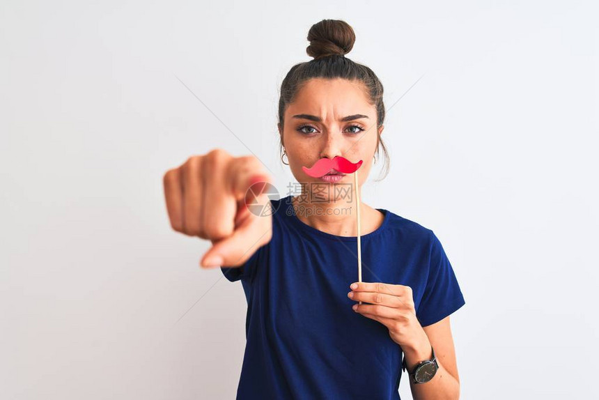 年轻漂亮的女人在孤立的白色背景上留着芬芳的派对胡子图片