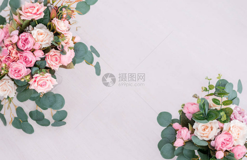 浅色背景上的美丽玫瑰花朵在柔和的颜色与文本的空白间的花卉框架母亲节和情人节贺卡的艺术花背景与玫图片