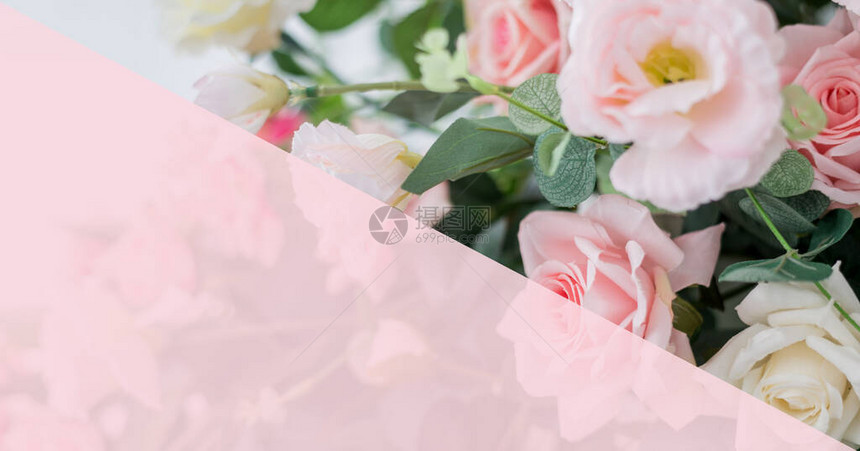 浅色背景上的美丽玫瑰花朵在柔和的颜色与文本的空白间的花卉框架母亲节和情人节贺卡的艺术花背景与玫图片
