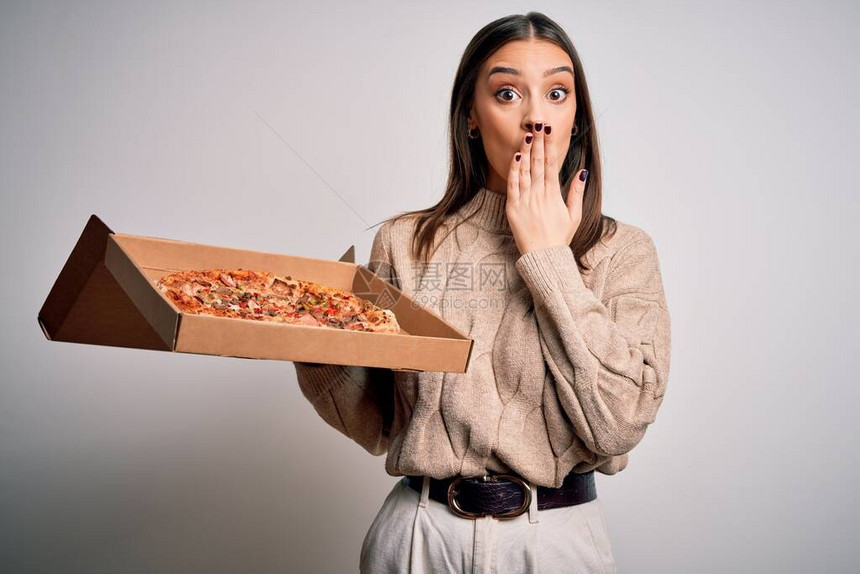 年轻漂亮的黑发女人拿着意大利披萨盒图片