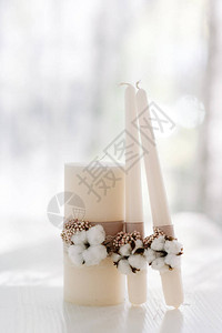 优雅的白色婚礼蜡烛装饰仪式用白色棉布和花边制成的麻袋一套家图片