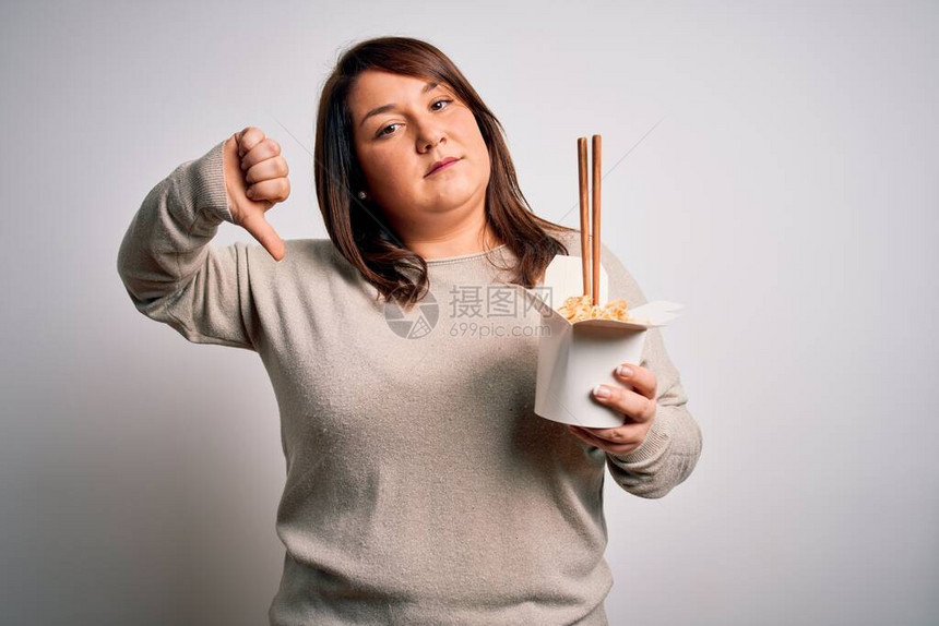 漂亮的大码女人在孤立的背景下吃亚洲面条食物图片