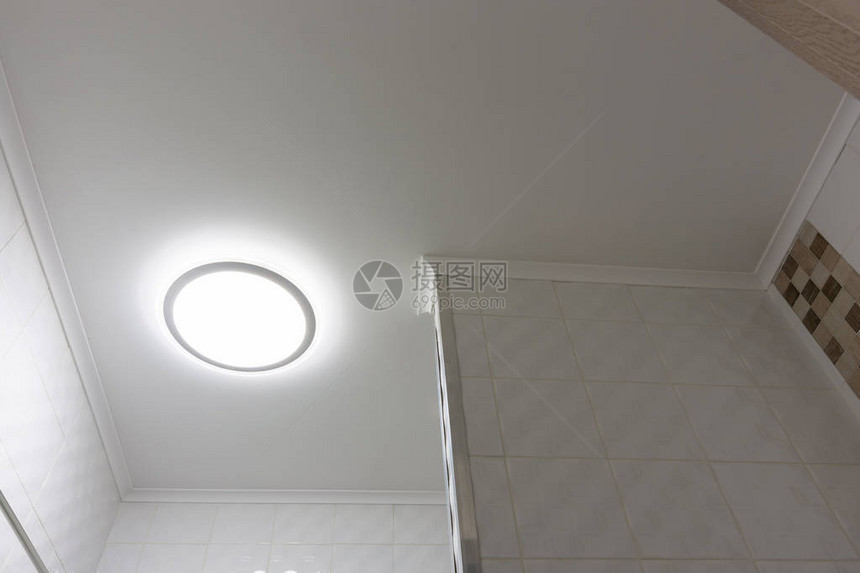 浴室里有灯的天花板图片