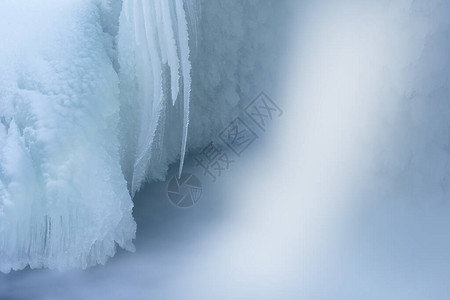 由美国密歇根州康斯托克溪蓝色冰层所塑造的以运动模糊不清并被蓝冰覆盖的图片