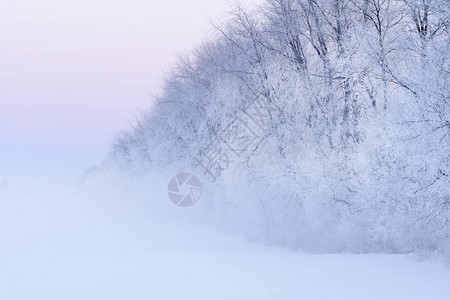 美国密歇根州密歇根州黎明寒冷的冬季清晨图片