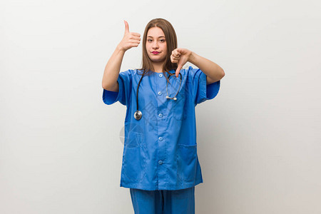 年轻女护士站在一面白色墙壁上图片