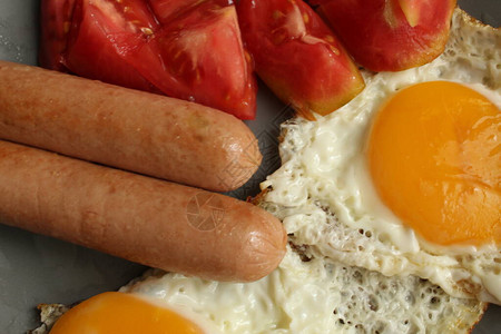 早餐鸡蛋香肠沙拉蔬菜红西番茄灰色盘子图片