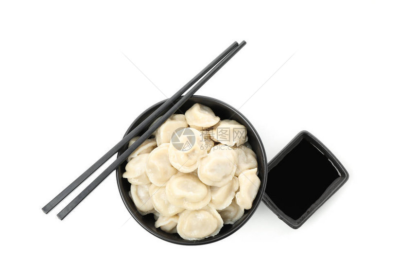 白色背景中带饺子筷子和酱油的碗图片