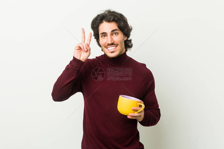 年轻caucasian男子拿着咖啡杯图片