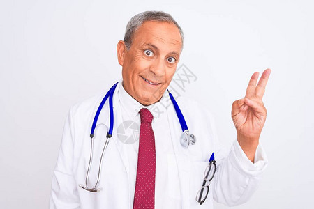 白发苍的老医生戴着听诊器图片