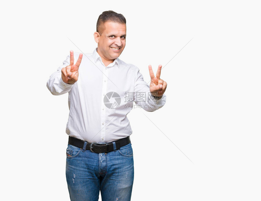 中年的阿拉伯优雅男子身处孤立的背景微笑着看摄影机手指在做胜图片