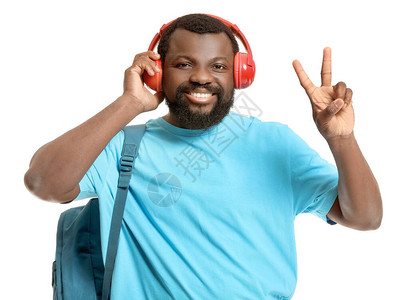 白人背景带耳机的非裔美籍黑图片