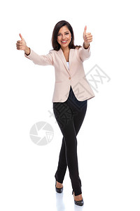 积极的女商人用双手举起拇指图片