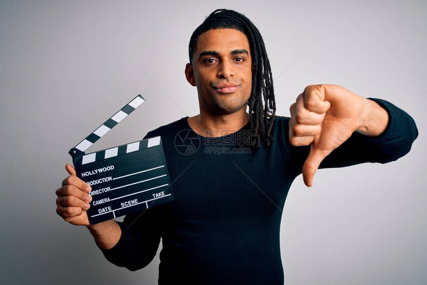 年轻非裔美国人的导演在拍电影时图片