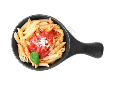 煎锅里有美味的意大利面图片