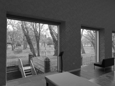 黑白相间的公园窗景图片